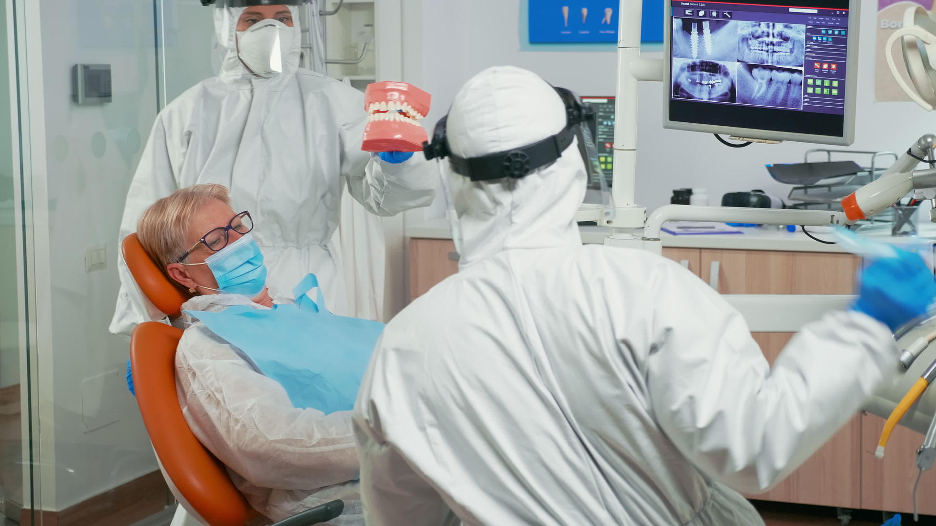 所有封面医生使用假骨架进行牙科健康检查视频的预览图