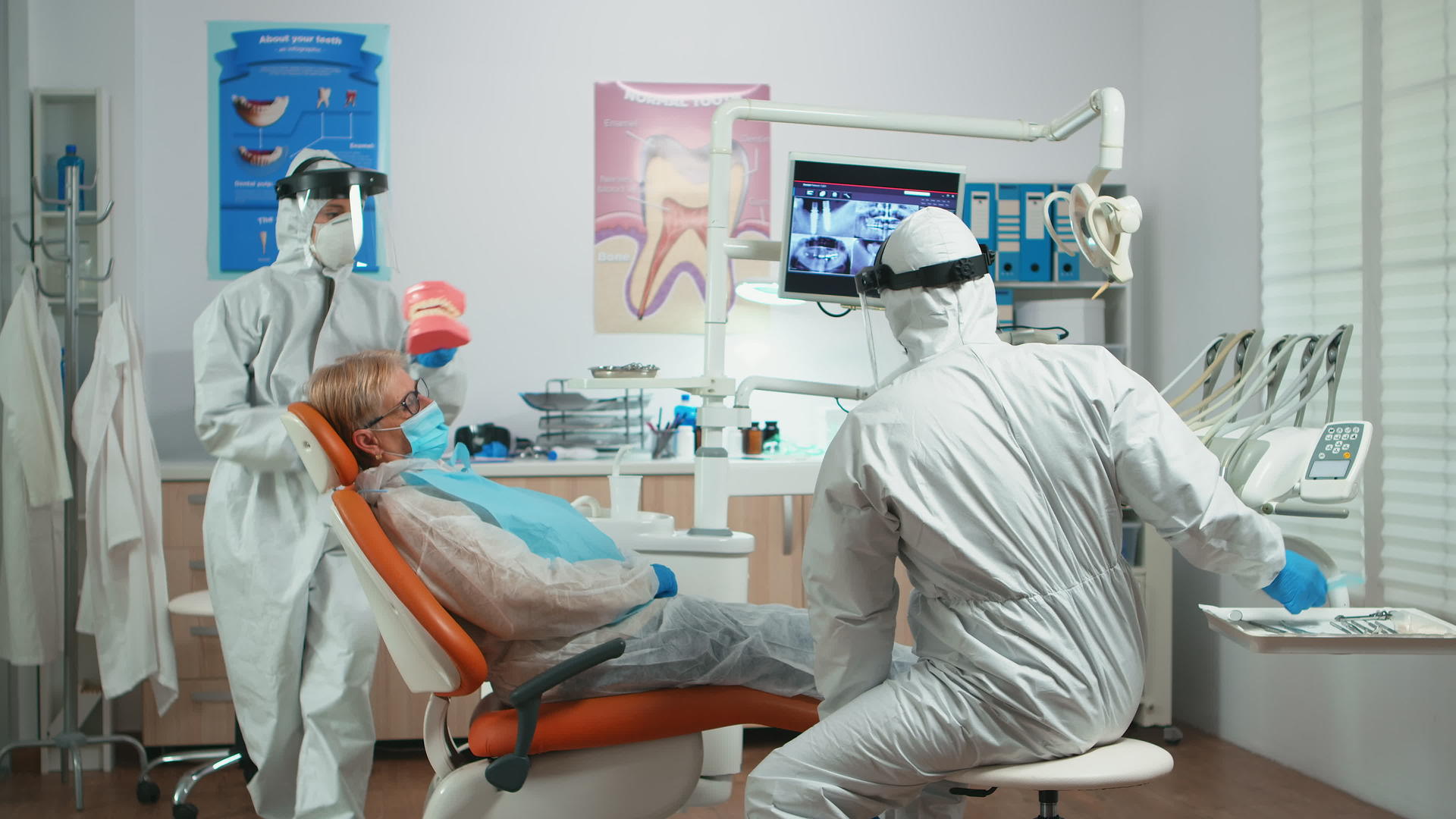口腔医生用牙科骨骼解释视频的预览图