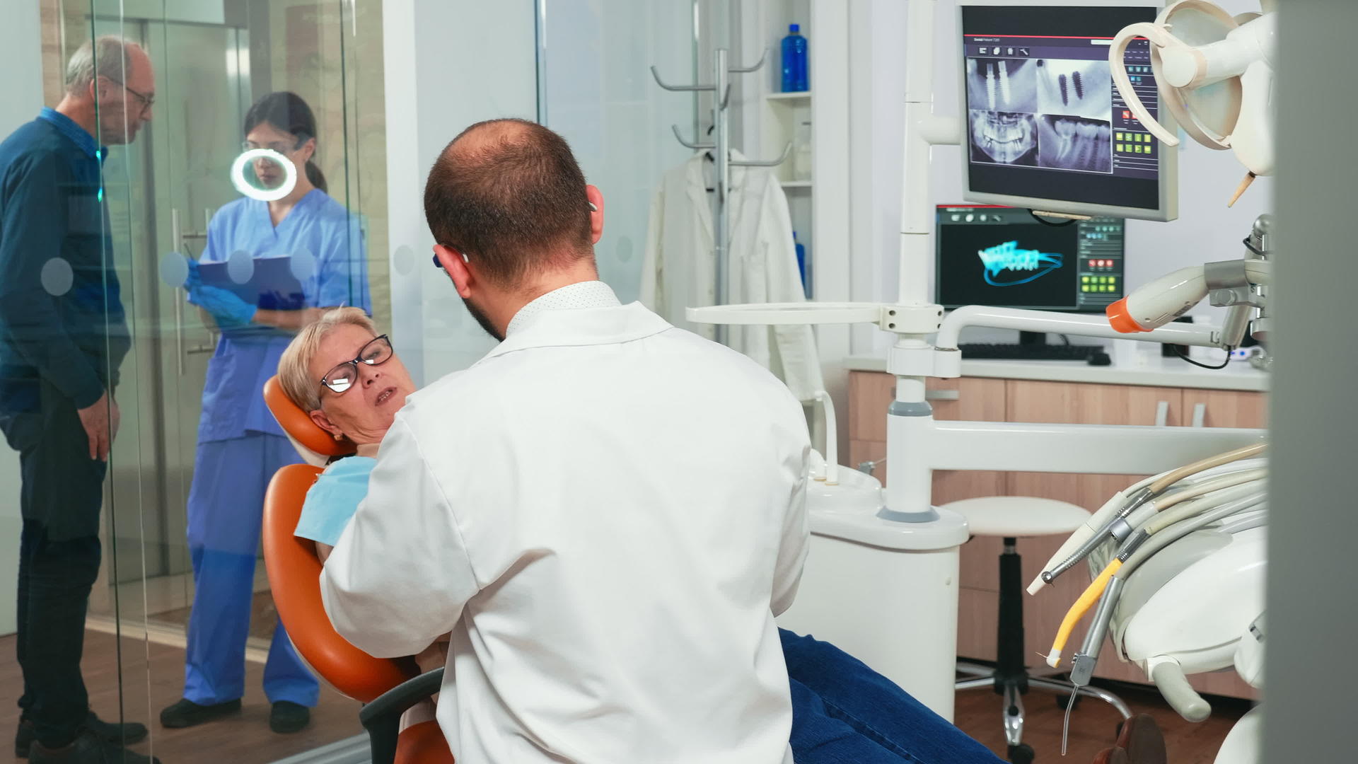 医生和病人谈论假牙视频的预览图