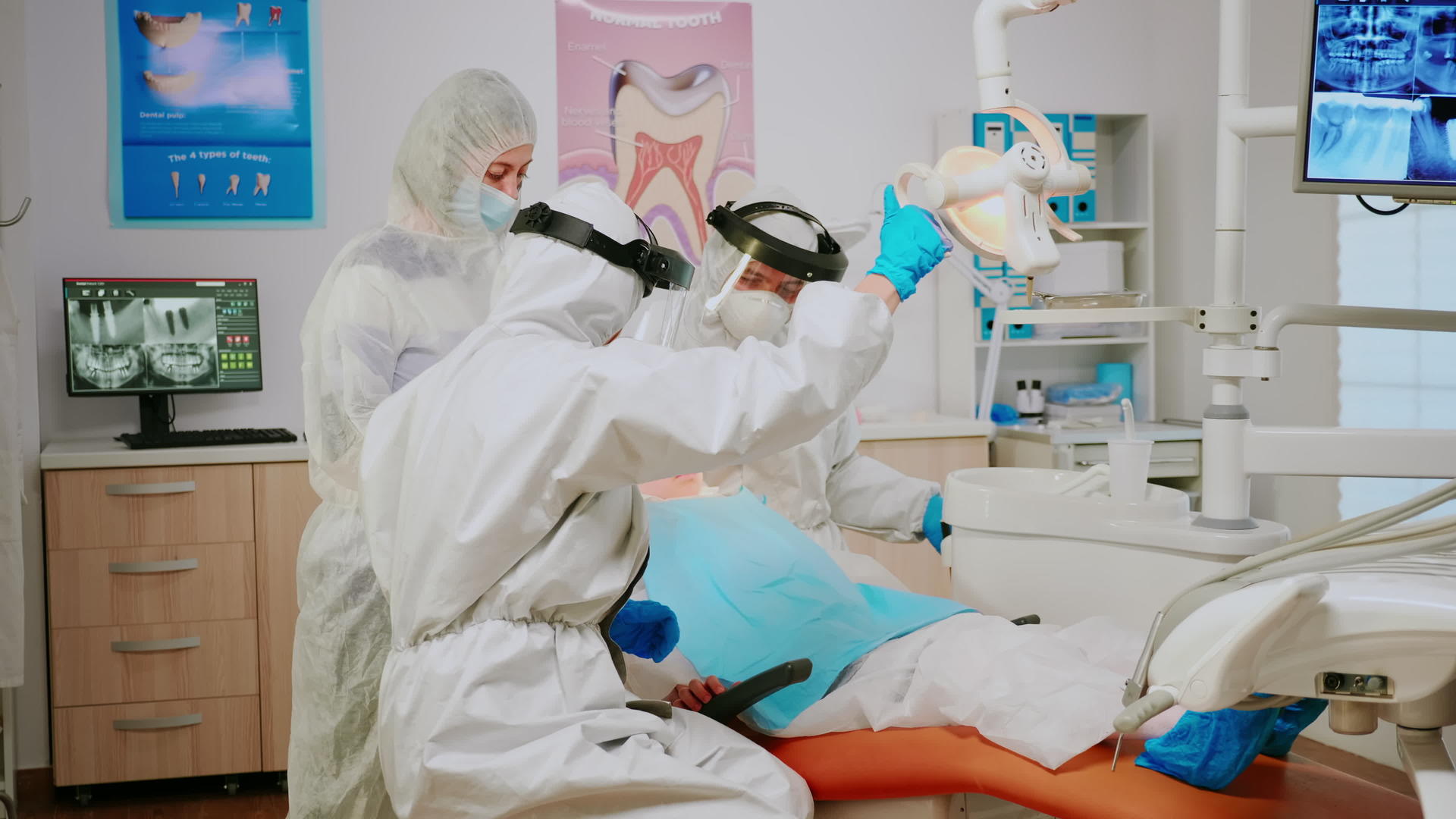 坐在新的正常牙科办公室牙科椅上的小女病人视频的预览图