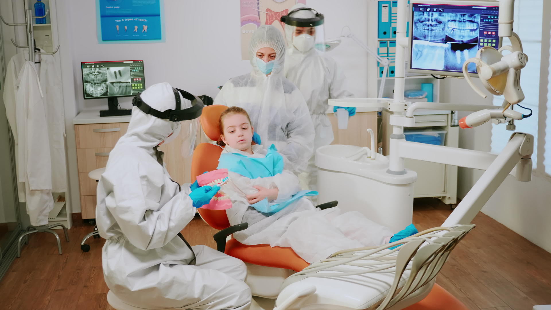 封面牙医向孩子展示了正确的牙科健康知识视频的预览图