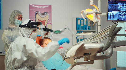小女孩在牙科干预后照镜子时穿着便衣视频的预览图