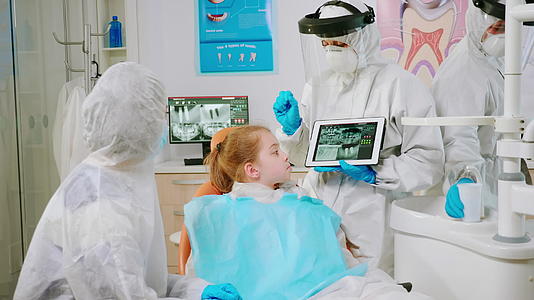 牙医保护设备显示在牙科X光检查仪器上的牙科X光检查仪器上视频的预览图