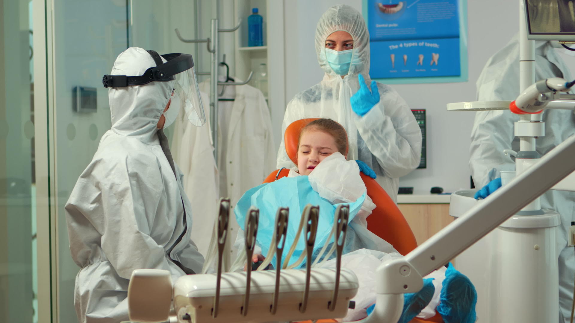 向正畸医生展示有牙齿问题的儿童保护诉讼案件视频的预览图