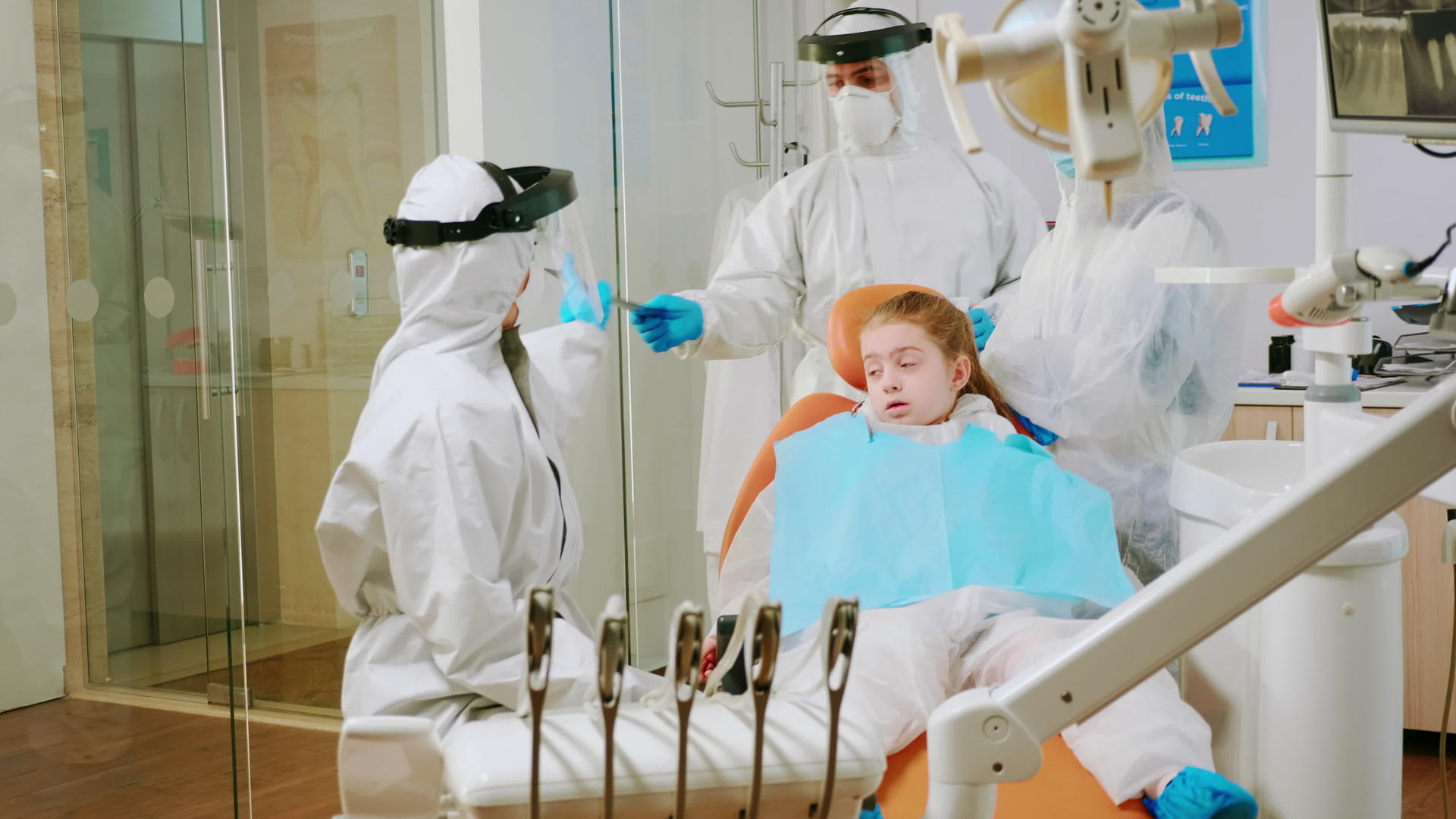 口腔X光视觉像儿童患者说话的牙科牙医视频的预览图