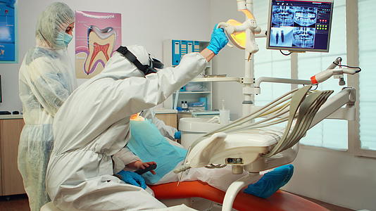 儿童检查使用保护性设备牙科技术人员照明灯；视频的预览图