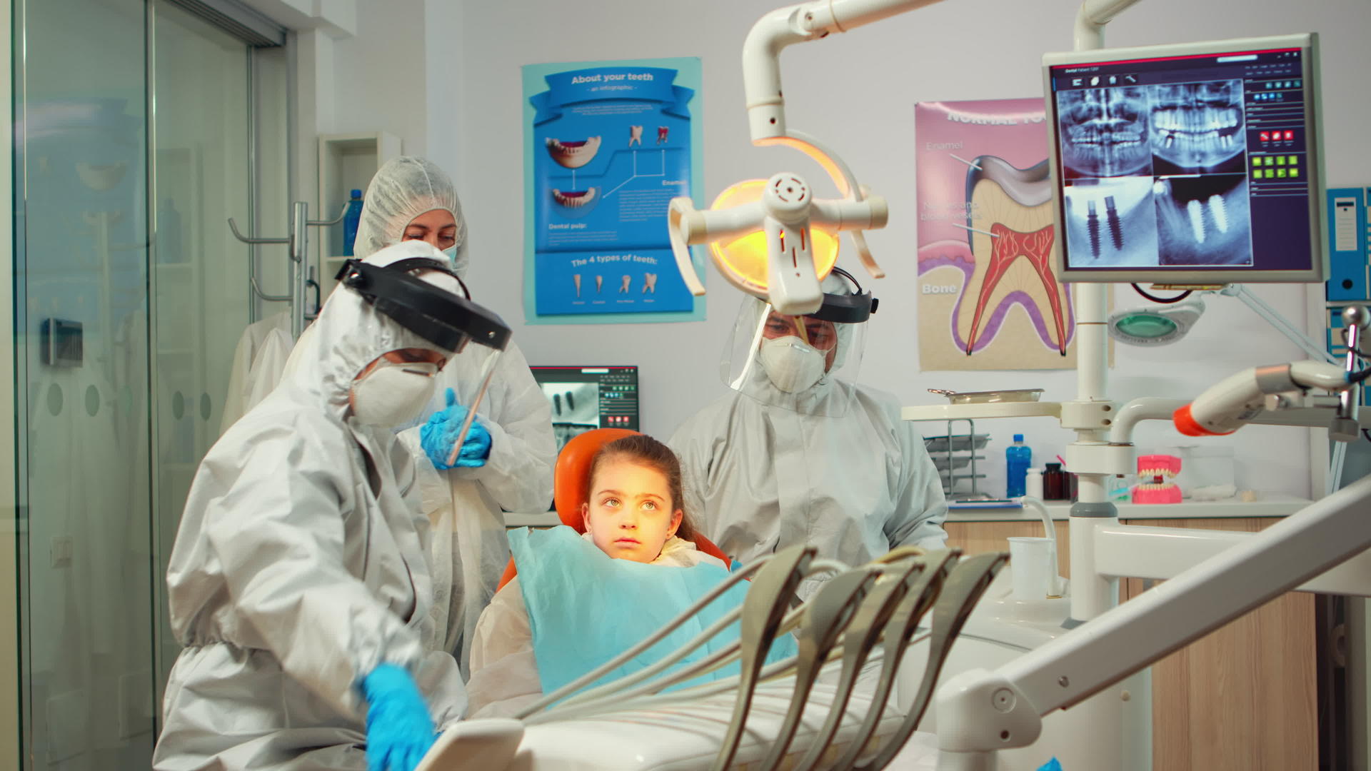 使用绝育牙科工具检查儿童患者的保护性诉讼视频的预览图