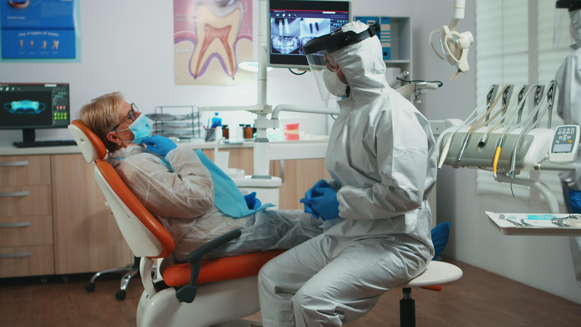 解释牙科手术过程中的防护服视频的预览图