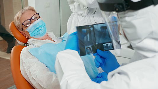 面具检查全貌牙科X光图像的医生视频的预览图