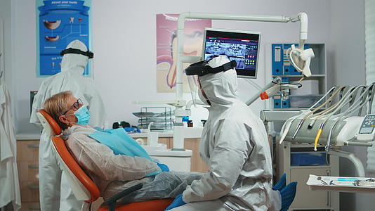 病人与穿着防护服的医生交谈视频的预览图