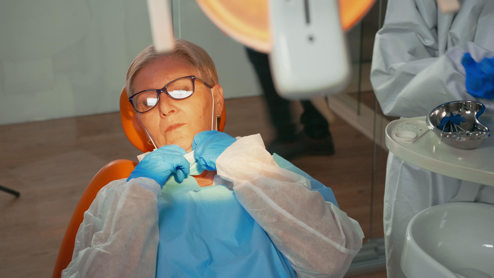 在此期间用牙钻治疗牙医手术的妇女视频的预览图