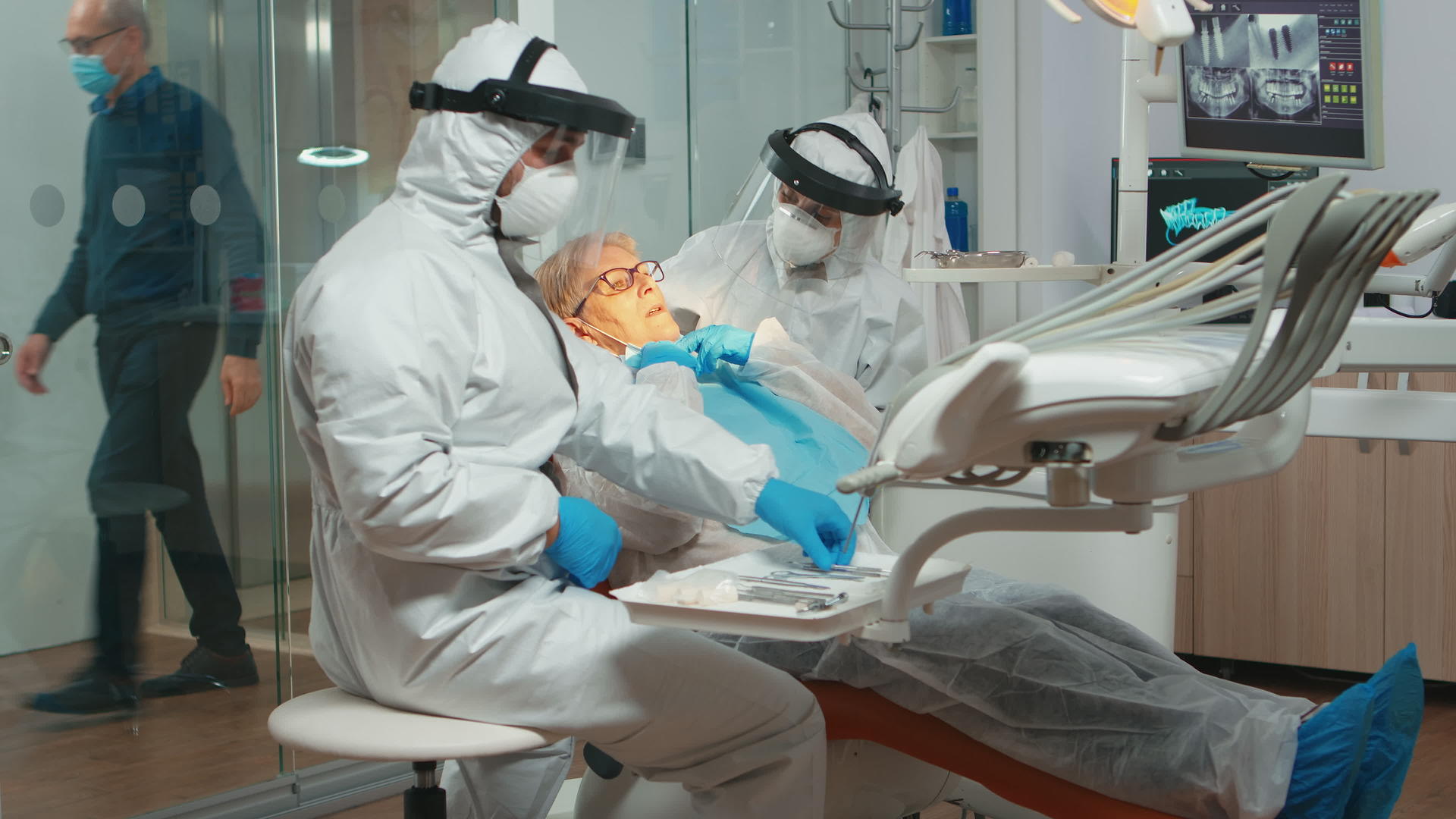 牙医对患者的牙齿问题进行了全面的医疗检查视频的预览图