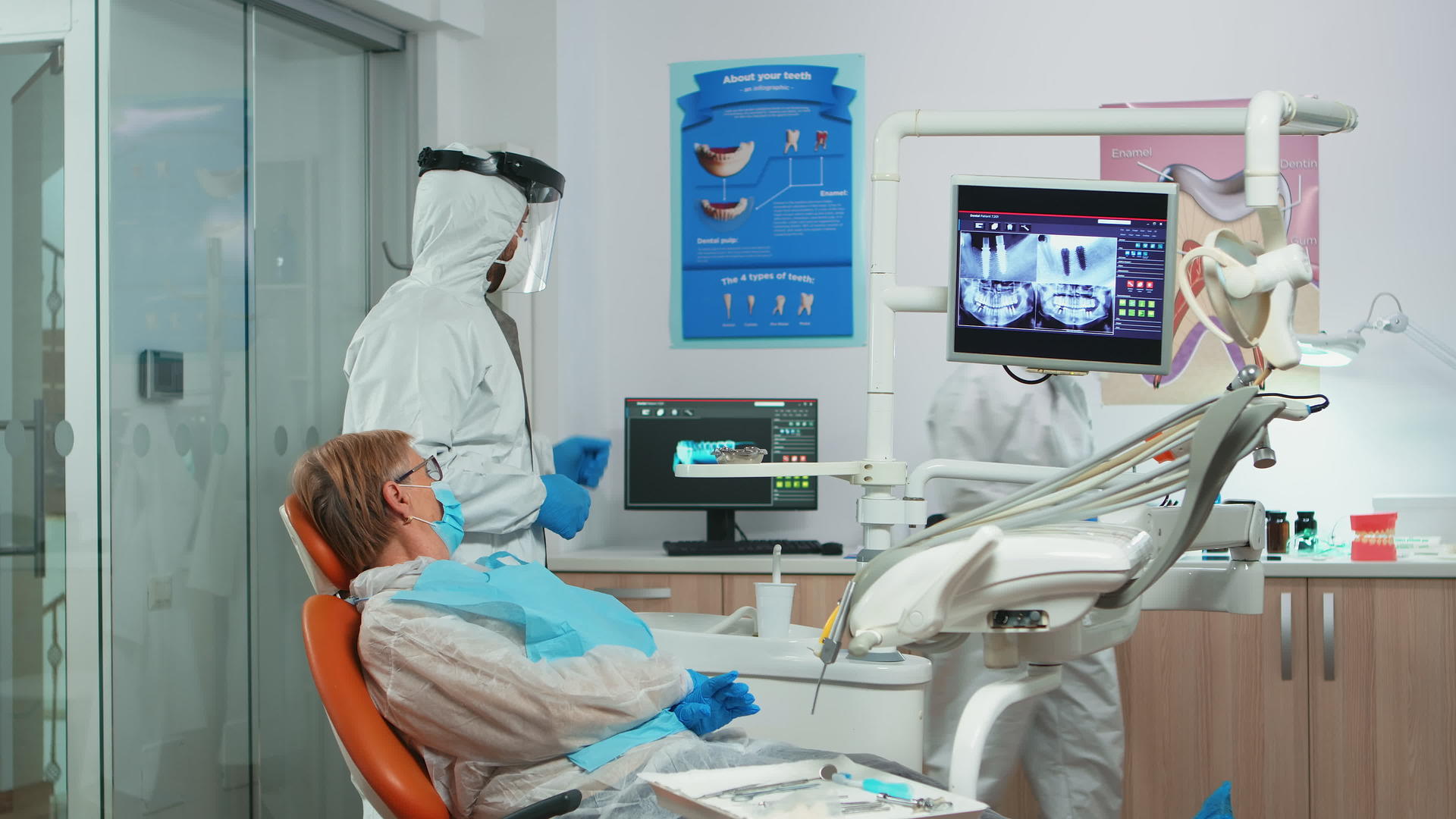 牙医显示牙齿x光检查患者的状况视频的预览图
