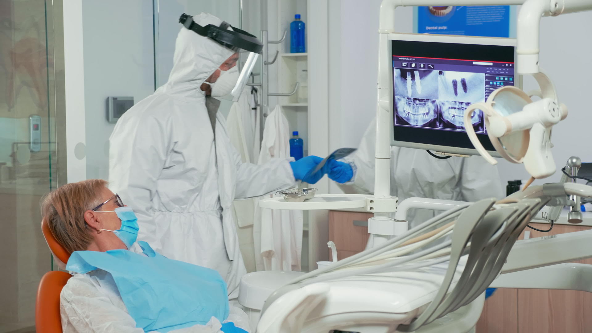 护士帮助医生进行牙科X光检查视频的预览图