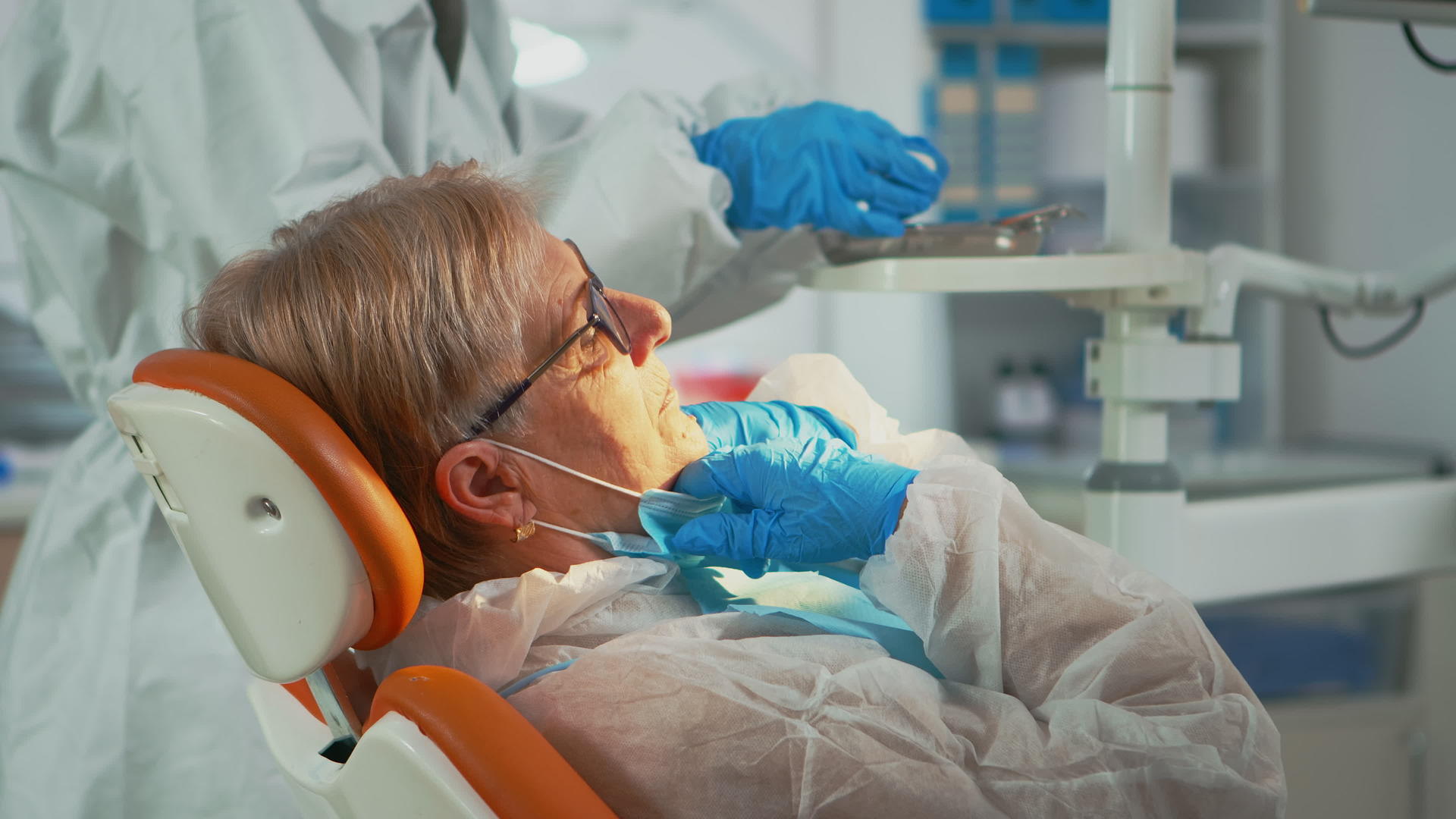 牙科技师检查妇女的牙齿视频的预览图