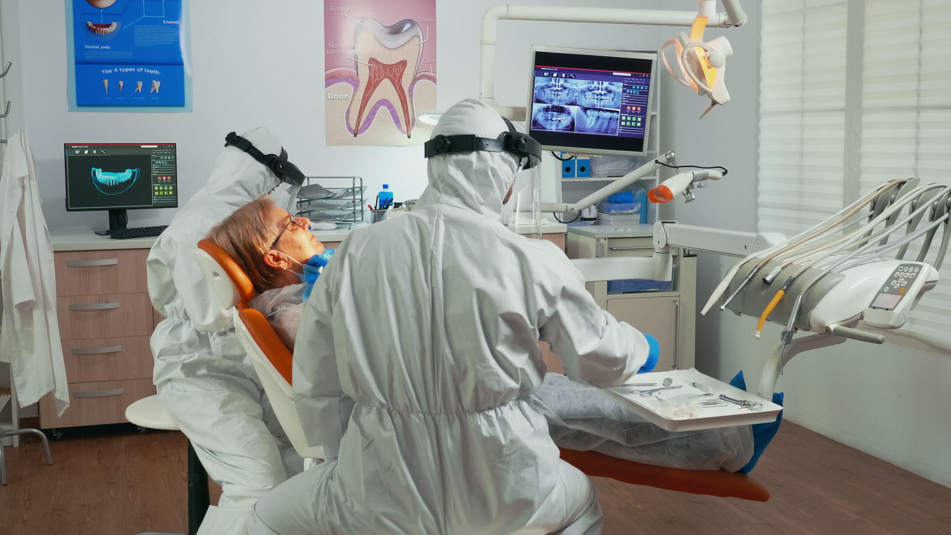 在牙科单位工作的护士和医生的防护服视频的预览图