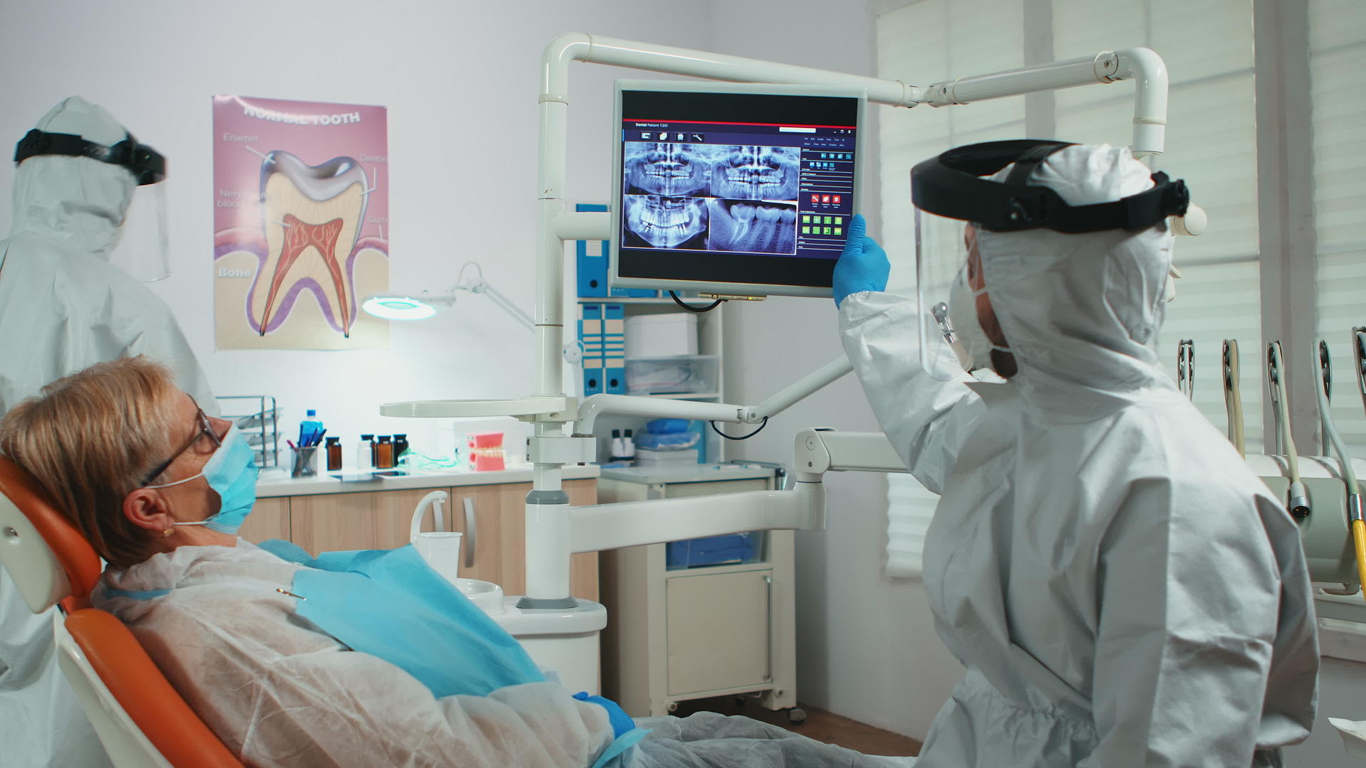 医生用口罩指着口腔监测器视频的预览图