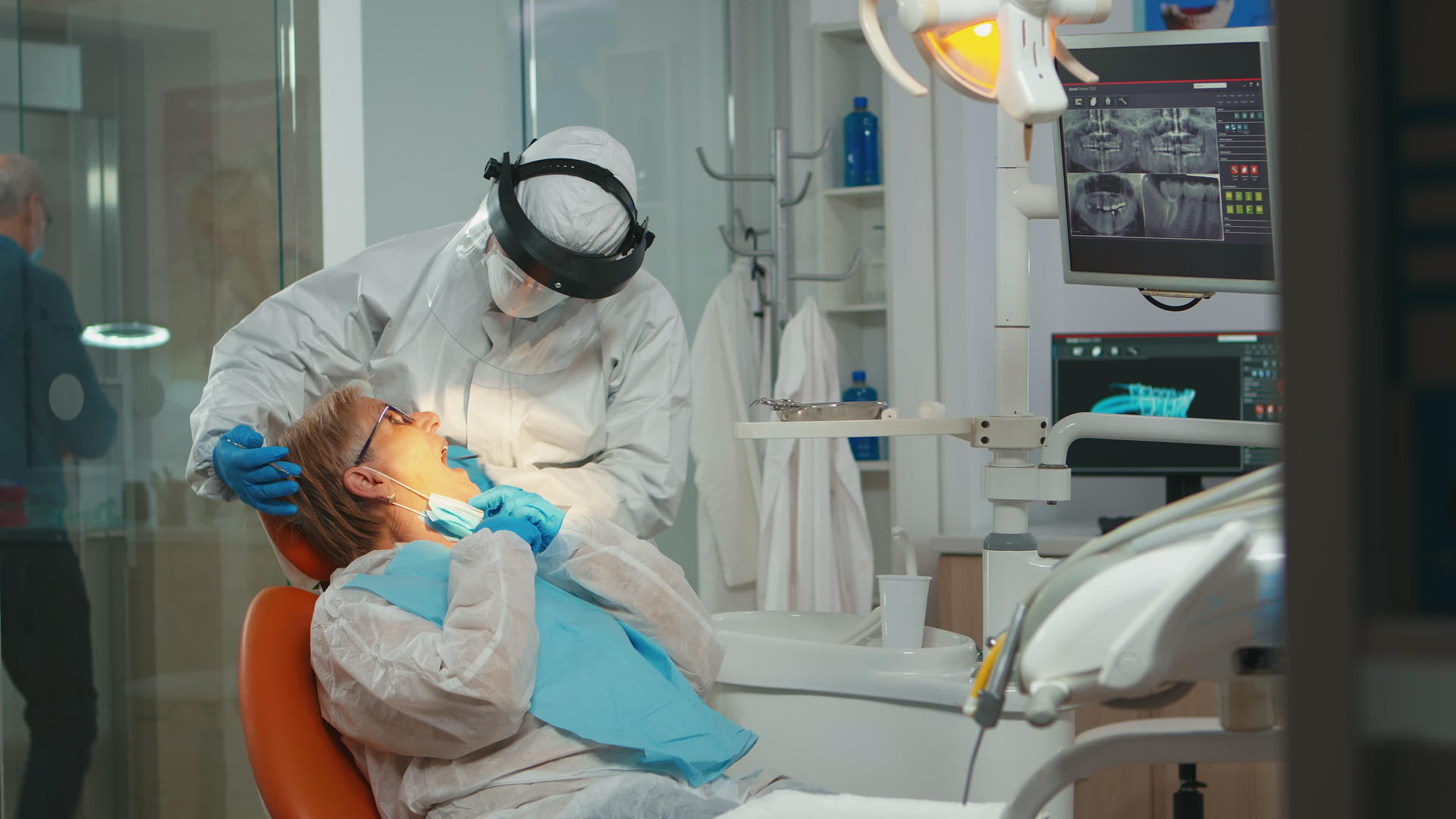 牙科牙医为老年妇女提供长牙和牙科治疗视频的预览图