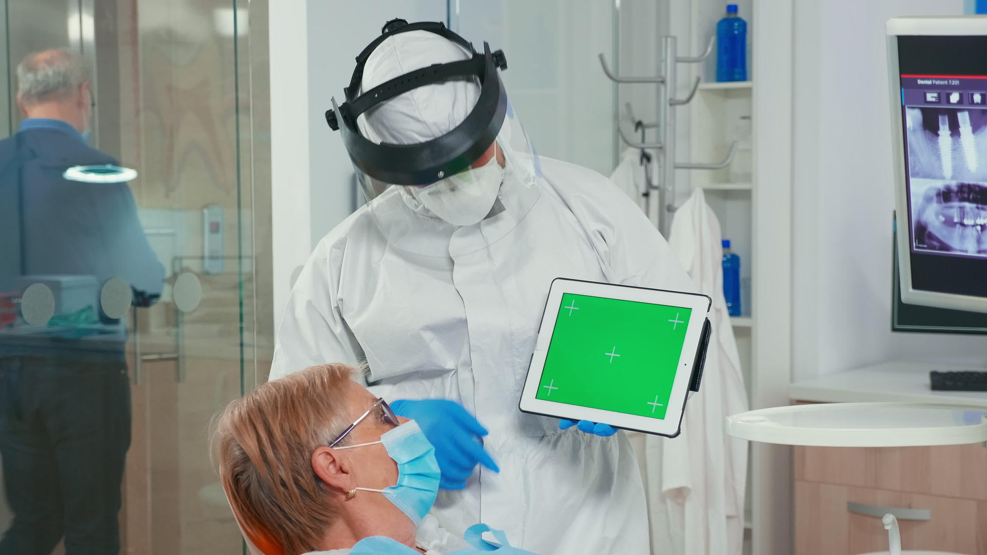 牙医在牙科的绿色屏幕上指向所有目标视频的预览图
