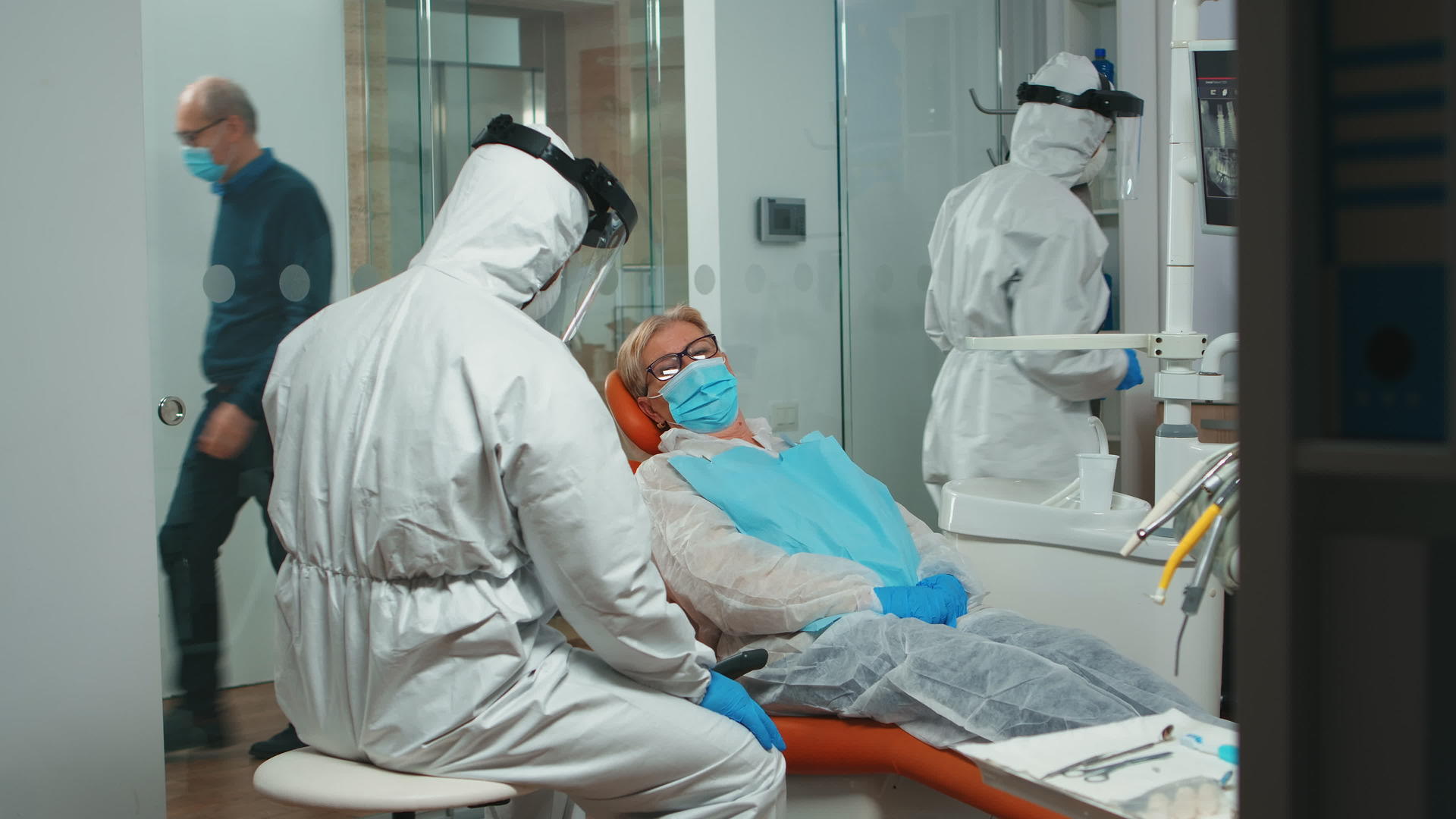 医生在肿瘤监测器上对患者进行X光检查视频的预览图