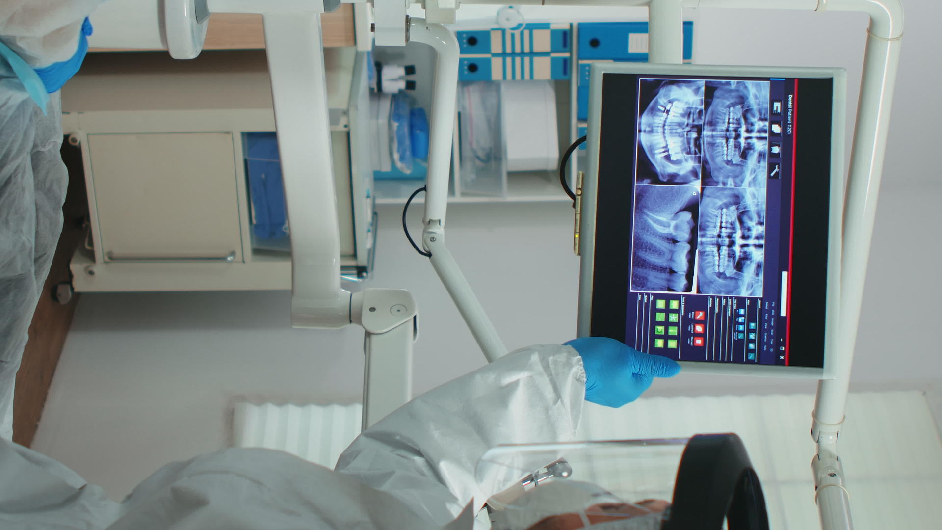 垂直视频医生面具指向口腔监测仪的纵向视觉医生视频的预览图