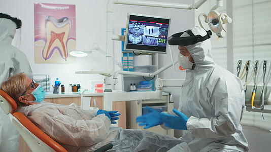 与牙痛妇女交谈的牙医戴上了眼罩视频的预览图