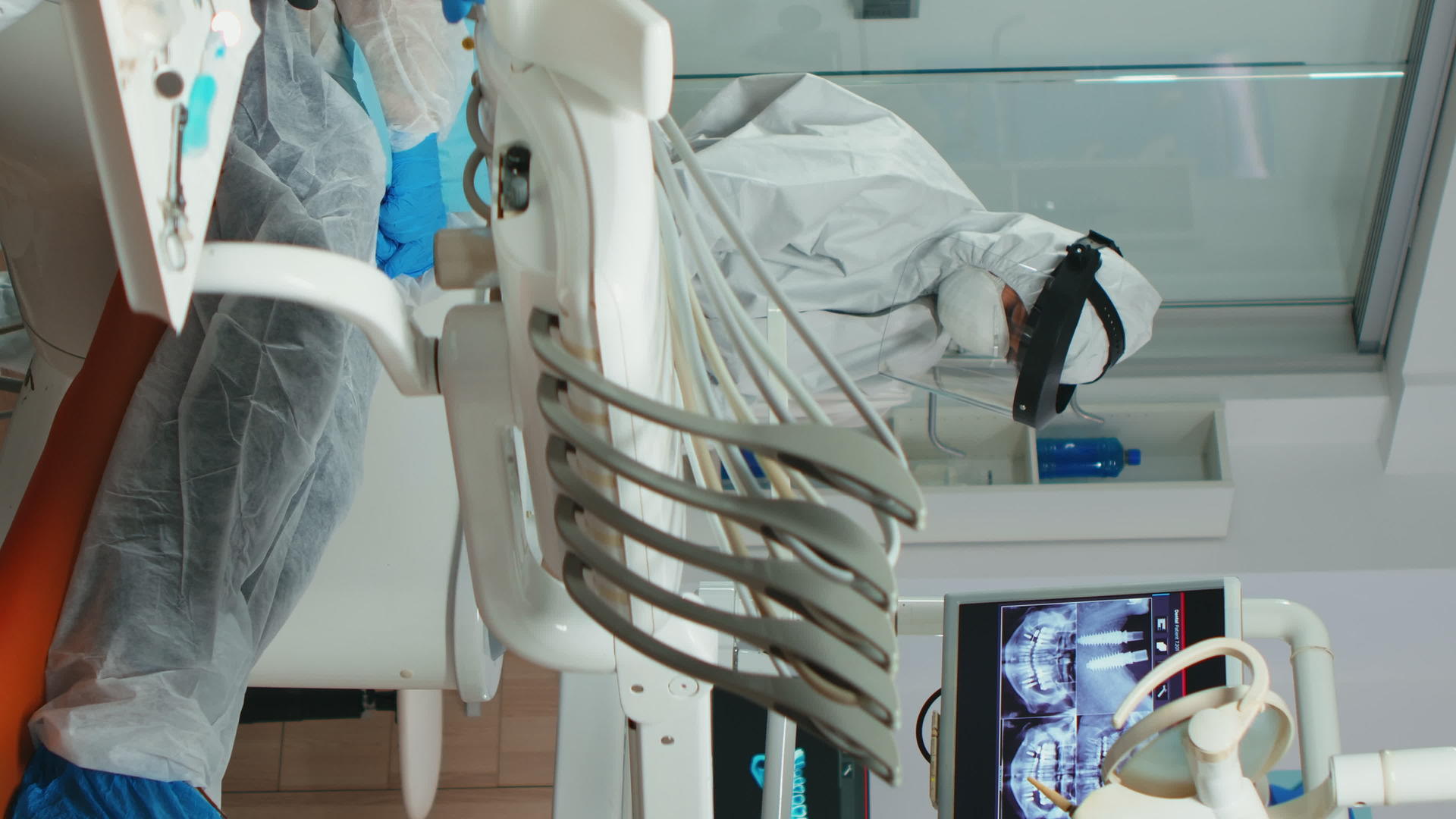 垂直视频牙医技术人员正在准备牙科手术视频的预览图