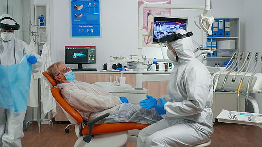 保护设备助理为患者配备了小牙管视频的预览图