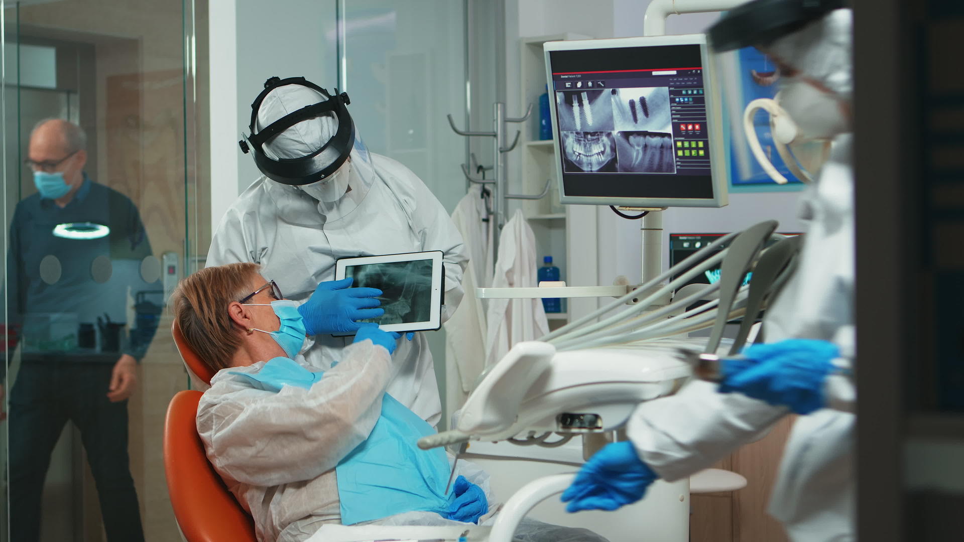口腔学家用保护性防护服药片检查牙齿X光检查视频的预览图