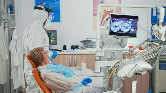 口腔医生解释了牙科放射科的保护性防护服视频的预览图