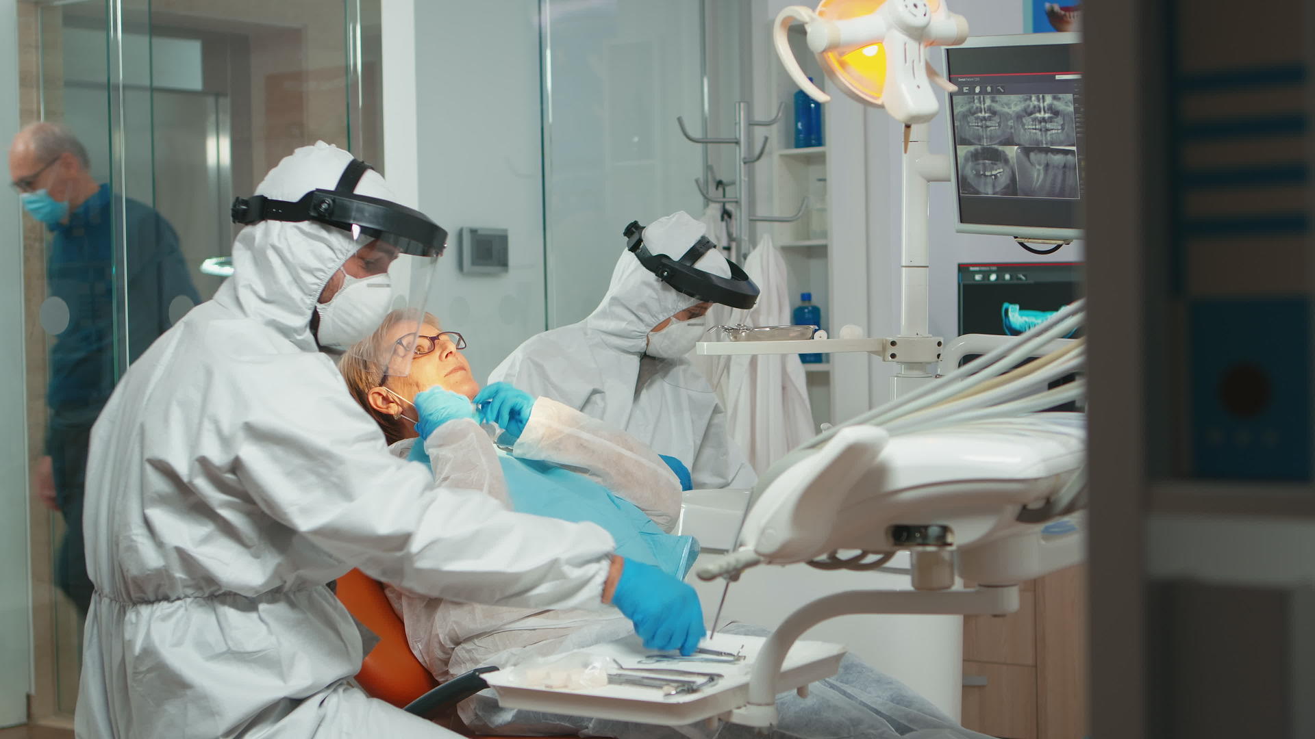 牙医进行牙科检查视频的预览图