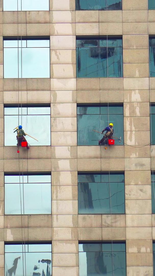 真实拍摄城市蜘蛛侠玻璃清洗工高空作业视频素材视频的预览图