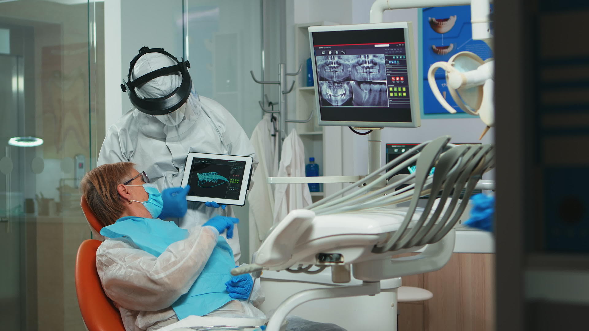用平板电脑解释牙科X射线的口服药片视频的预览图