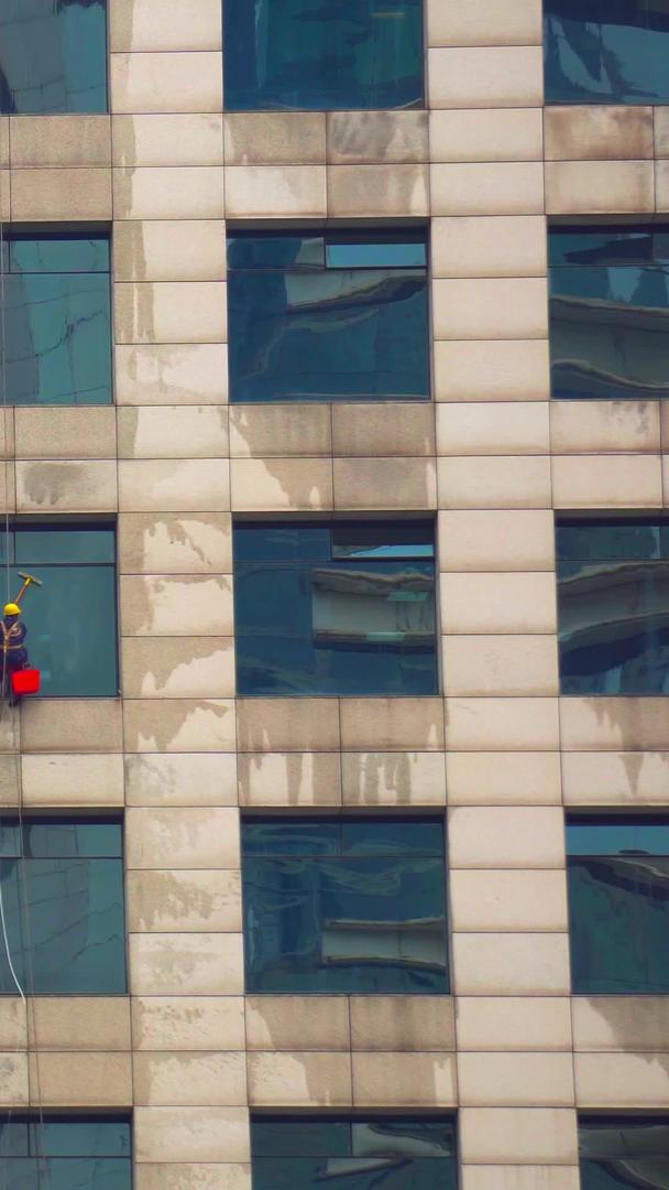 真实拍摄城市蜘蛛侠玻璃清洗工高空作业视频素材视频的预览图