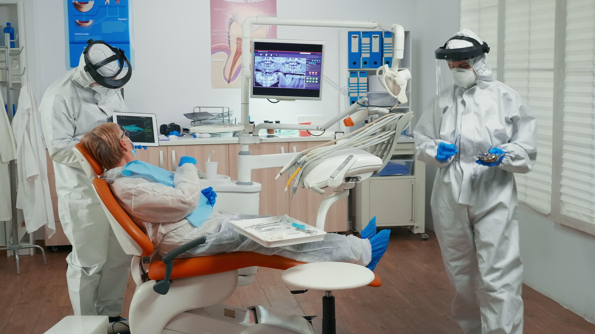 牙医保护设备使用药片进行X光检查视频的预览图