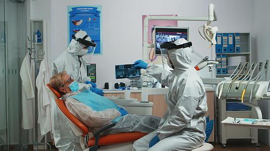 牙科牙医工作人员使用个人防护袋检查牙科X光检查视频的预览图