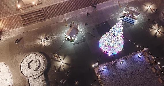 明亮的圣诞树在广场中间视频的预览图