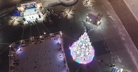 明亮的圣诞树在广场中间视频的预览图
