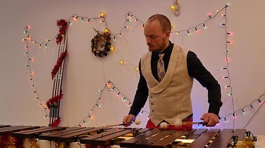 圣诞音乐木琴演奏者用木棍发出木音用双手演奏马林巴视频的预览图