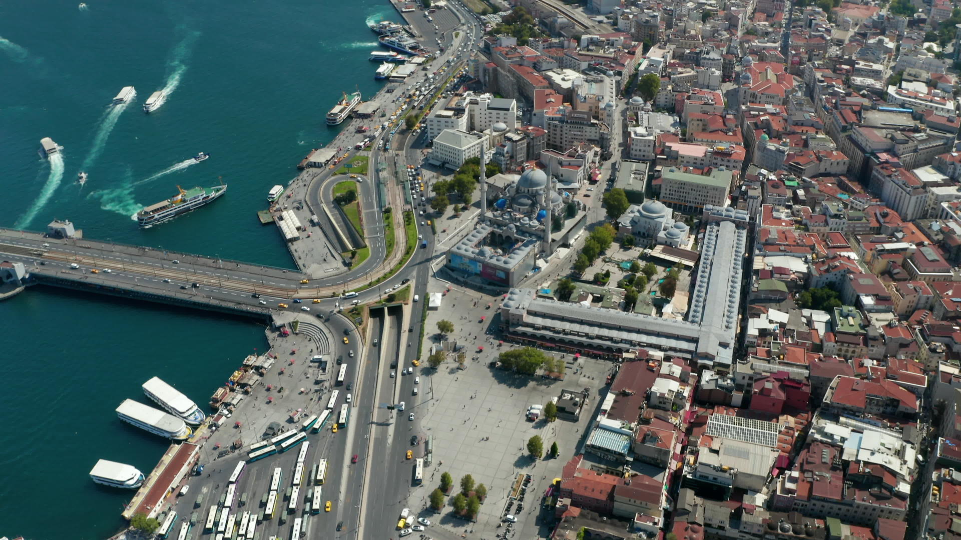 位于Bosphorus桥旁有汽车交通和正在建设的清真寺视频的预览图