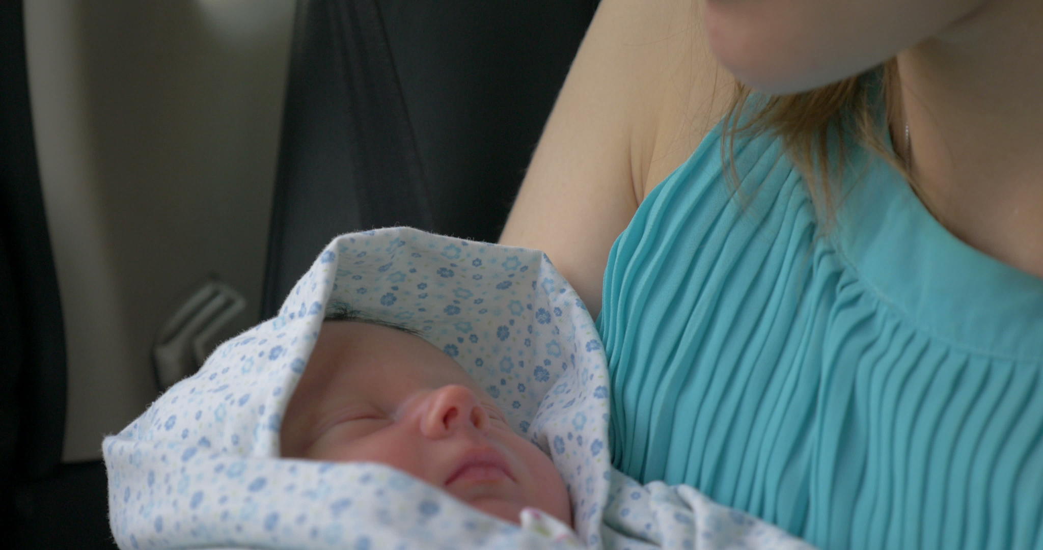 新生儿由母亲亲自睡视频的预览图