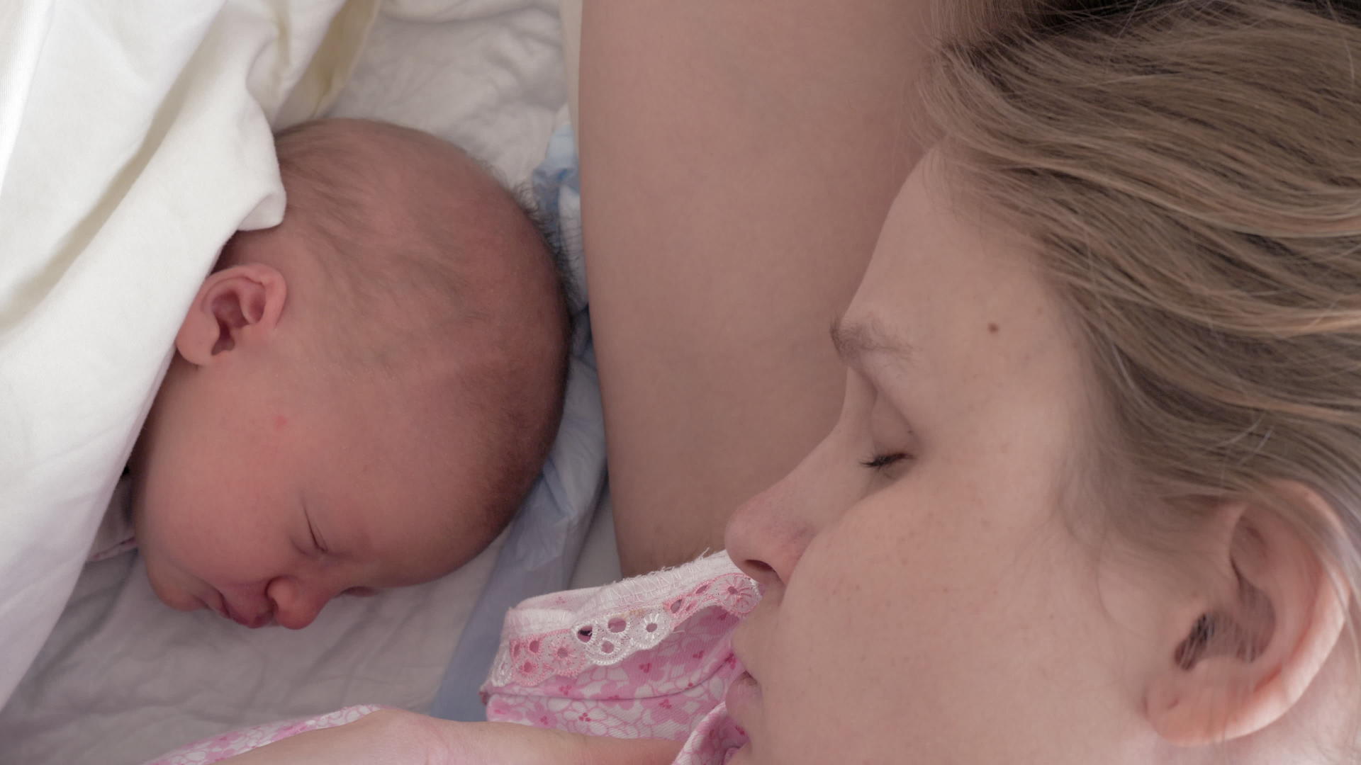 新生儿和困倦的母亲视频的预览图