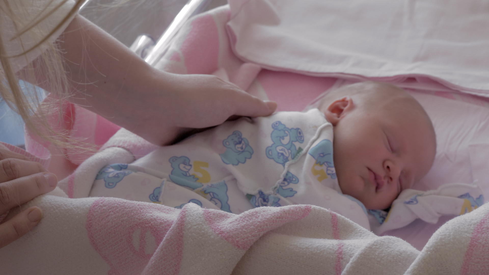 新生儿在妇产医院睡觉视频的预览图