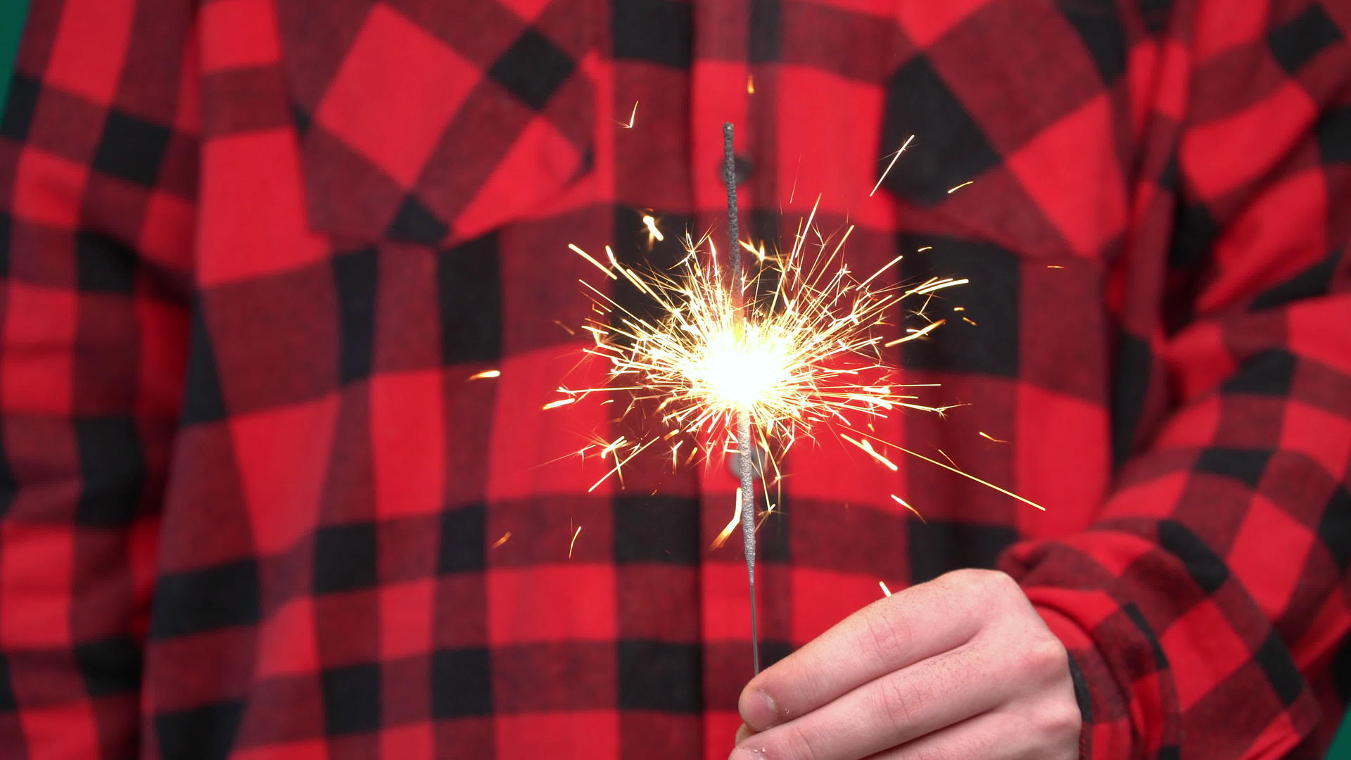 青少年用火花庆祝新年视频的预览图