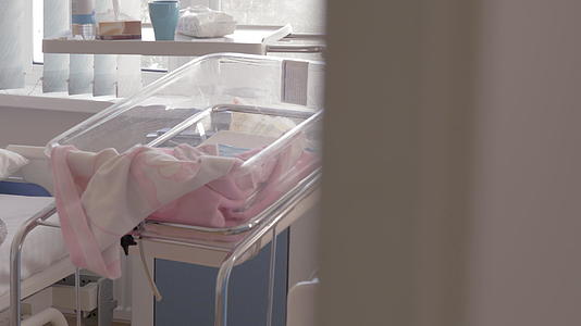 贝斯尼特一个在妇产医院接近睡眠母亲的婴儿视频的预览图
