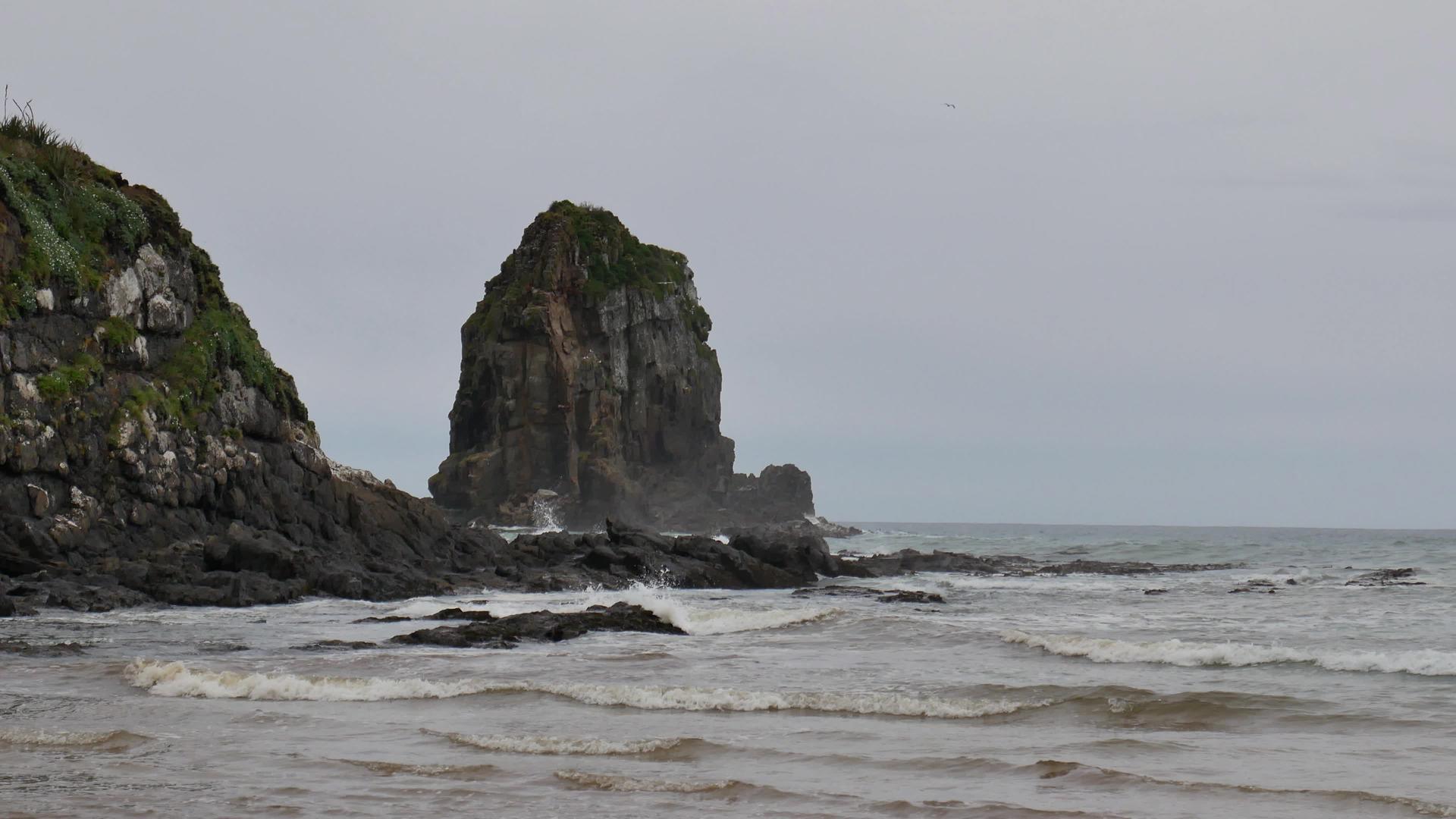 在食人湾附近的岩石形成中视频的预览图