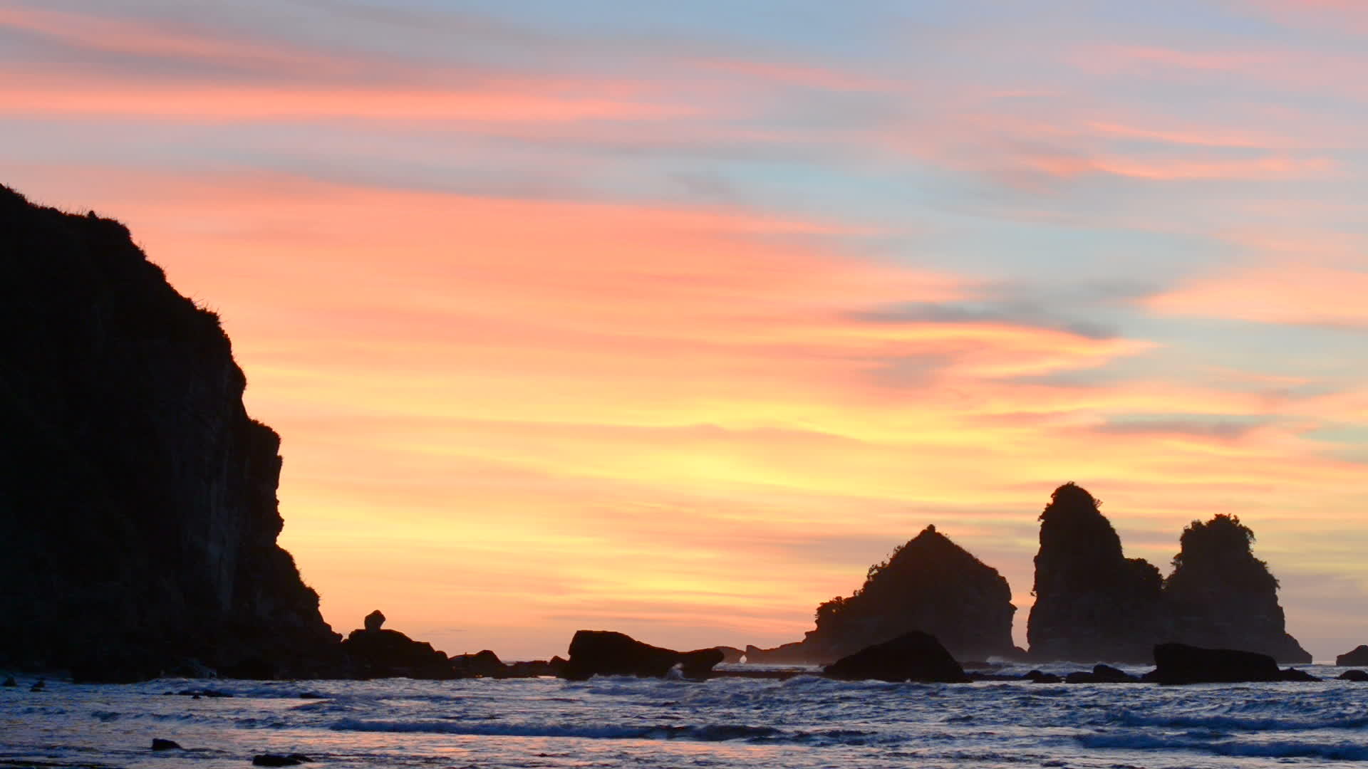 塔斯曼海岸上方的日落视频的预览图