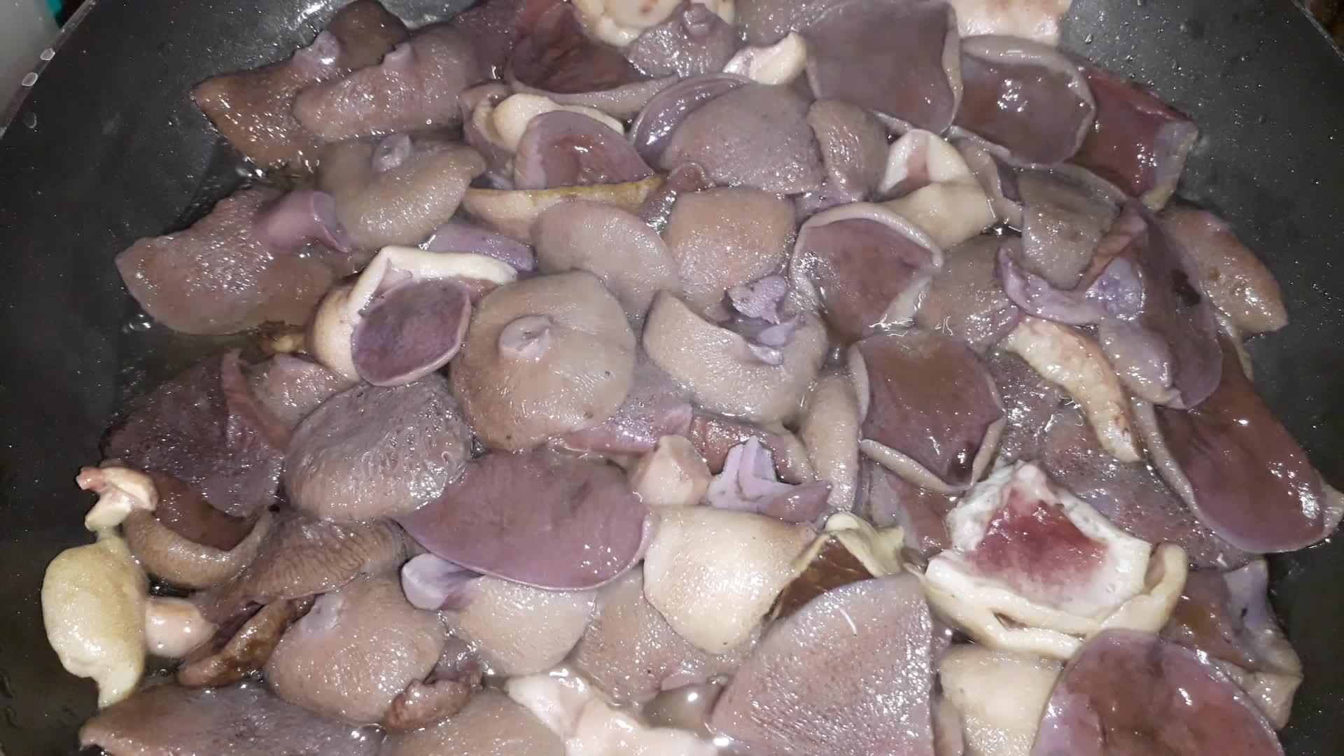 新鲜煮熟的森林蘑菇是油炸的视频的预览图