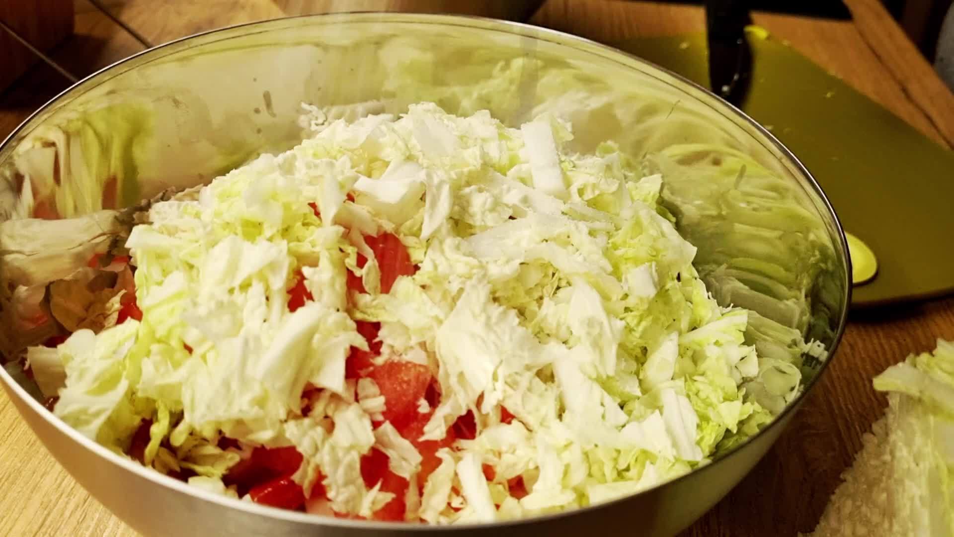 观察如何将盐倒入蔬菜光色沙拉健康饮食中视频的预览图