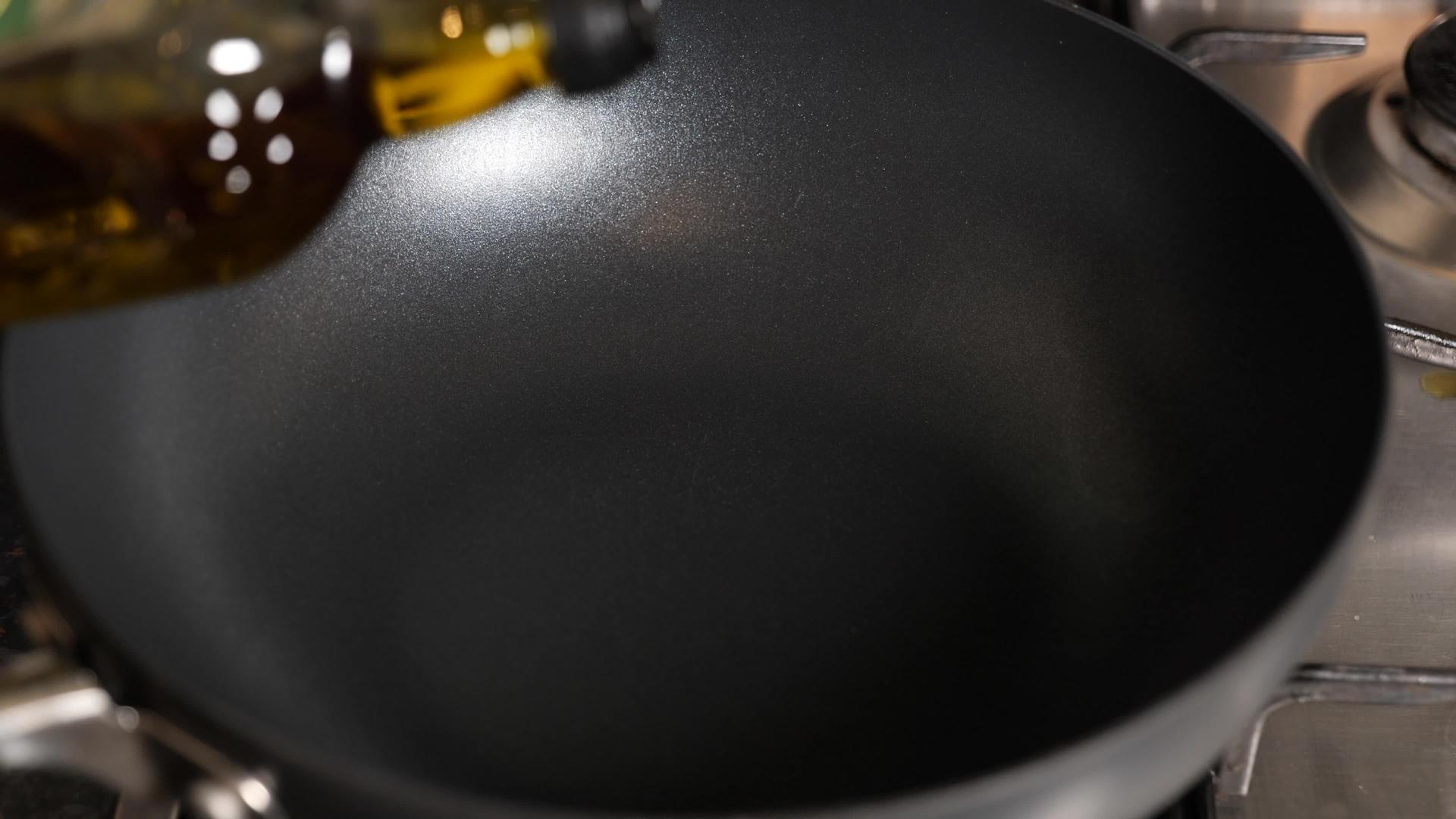 在煎锅里倒入橄榄油视频的预览图